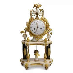 Louis XVI clock with gilt bronze columns from the \"Roque\" factory in Paris