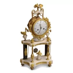 Louis XVI clock with gilt bronze columns from the \"Roque\" factory in Paris