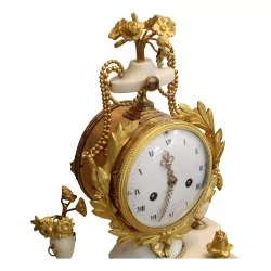 Louis XVI clock with gilt bronze columns from the \"Roque\" factory in Paris