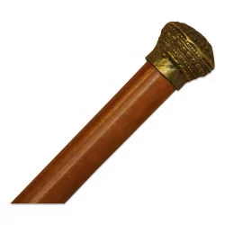 Cane with a round handle in engraved metal.