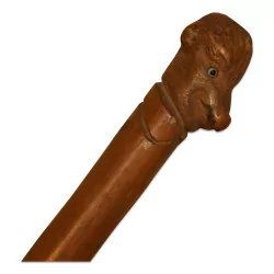 根木制手杖，手柄刻在一个男人的头上。