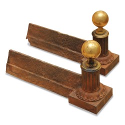 Pair of Directoire andirons in cast iron and bronze.