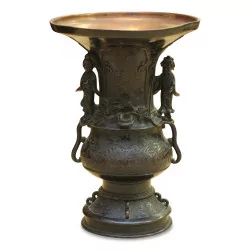 Un vase en bronze bruni japonais.