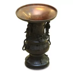 Un vase en bronze bruni japonais.