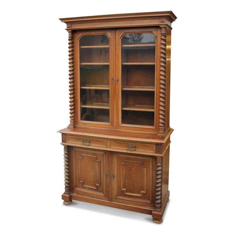 Henry II showcase in walnut with two glass doors, two … - Moinat - Bookshelves, Bookcases, Curio cabinets, Vitrines