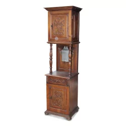 个冷杉和胡桃木餐具柜，装配有 18 世纪的元素。
