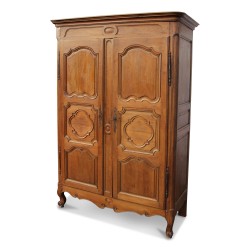 Armoire en chêne richement mouluré
