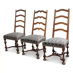 3 把不匹配的胡桃木路易十三椅子。