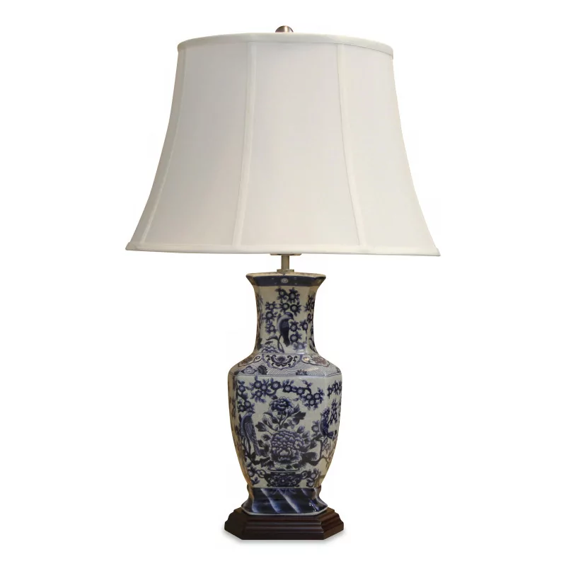 Chinese blue and white porcelain lamp, floral pattern with a wooden foot. White empire lampshade and satin finial. - Moinat - Table lamps