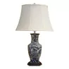 Chinese blue and white porcelain lamp, floral pattern with a wooden foot. White empire lampshade and satin finial. - Moinat - Table lamps