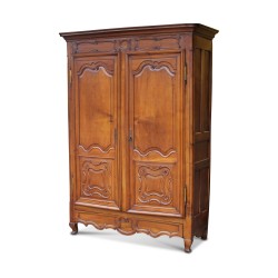 Ein reich geformter Waadtländer Kleiderschrank im „Seestil“ aus massivem Walnussholz.