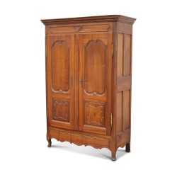 Ein reich geformter massiver Walnuss-\"Seeufer\"-Vaudouise-Schrank mit Paneelen