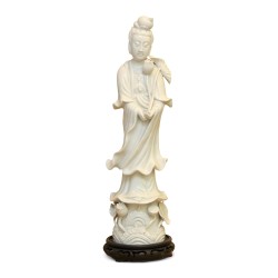 带底座的中国陶器。