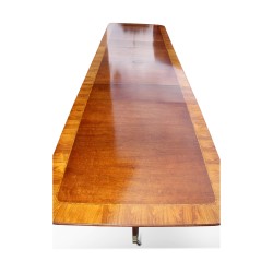 Grande table avec 2 rallonges.