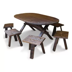 张桌子和 6 个橡木桶制成的凳子。