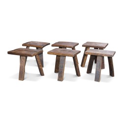 Une table et six tabourets en tonneaux de chêne.