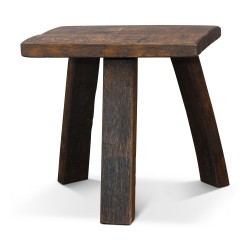 Une table et six tabourets en tonneaux de chêne.