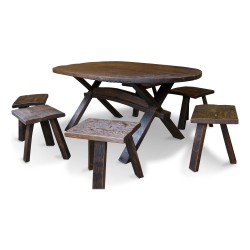 Une table et six tabourets en tonneaux de chêne.