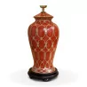 Une lampe en céramique rouge et or avec pied en bois - Moinat - Lampes de table