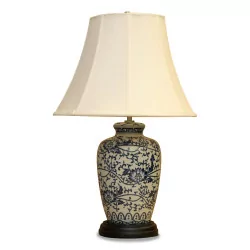 Lampe aus blauem und weißem chinesischem Porzellan mit Holzfuß. Weißer Empire-Lampenschirm und Satinknauf.