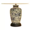 Lampe aus blauem und weißem chinesischem Porzellan mit Holzfuß. Weißer Empire-Lampenschirm und Satinknauf. - Moinat - Tischlampen