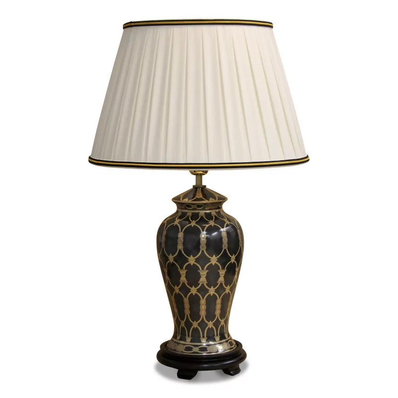 schwarz-goldene Keramiklampe mit Holzfuß und weißem Empire-Lampenschirm mit schwarz-gelber Umrandung. - Moinat - Tischlampen