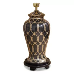 schwarz-goldene Keramiklampe mit Holzfuß und weißem Empire-Lampenschirm mit schwarz-gelber Umrandung.