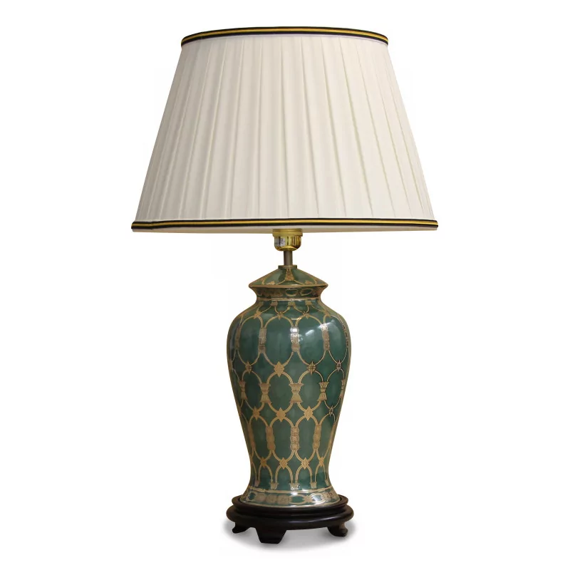 Green and gold ceramic lamp with wooden foot, white empire lampshade and yellow and black border. - Moinat - Table lamps