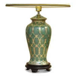 grün-goldene Keramiklampe mit Holzfuß, weißem Empire-Lampenschirm und gelb-schwarzer Umrandung.