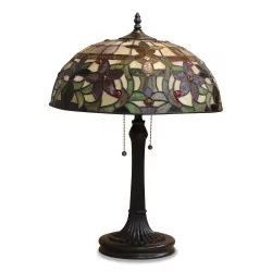 Lampe mit bronzenen Lichtern und Lampenschirm aus Tiffany-Glas.