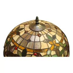 Lampe mit bronzenen Lichtern und Lampenschirm aus Tiffany-Glas.