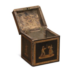 Schachtel mit Strohdekorationen, eingelegt mit Schriftzeichen.