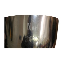 个刻有“Christmas 2003”字样的金属杯。