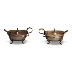 Salière avec cuillère et moutardier avec cuillère.