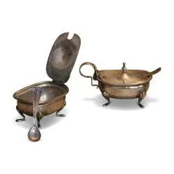 Une Salière et un moutardier avec cuillères.