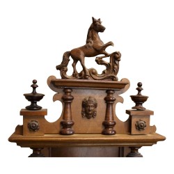 Eine Henri II-Uhr aus Walnussholz. Fehlendes Stück Holz.
