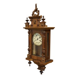 Eine Henri II-Uhr aus Walnussholz. Fehlendes Stück Holz.