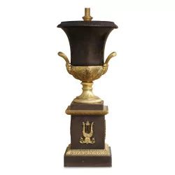 Eine Charles X-Lampe aus brünierter Bronze und weißem Lampenschirm