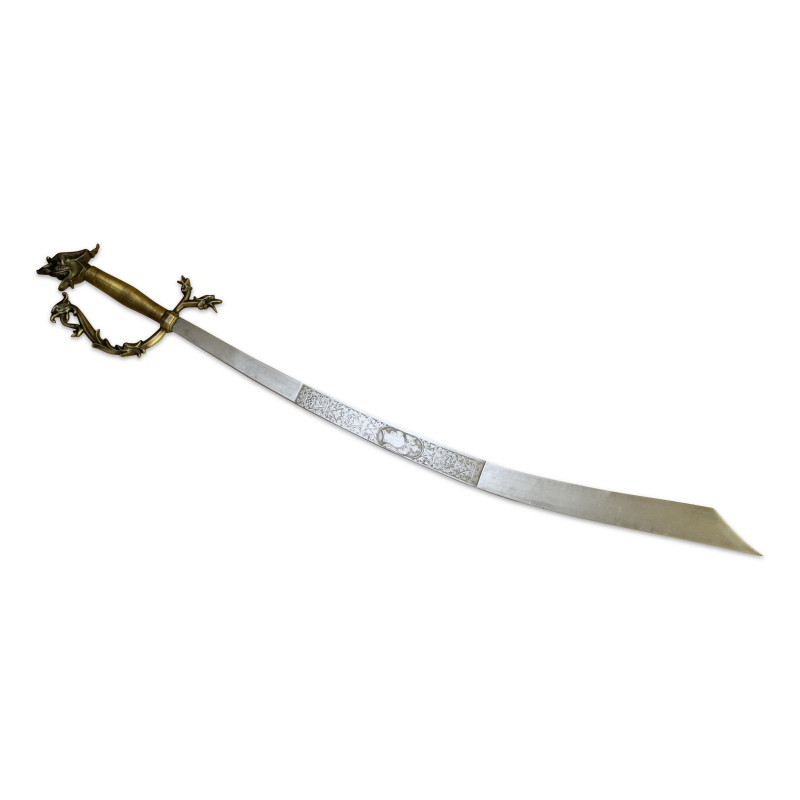 Une épée lame acier et poignée en maille