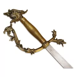 弯刃黑钢和青铜刀柄的剑