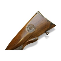Une arme avec crosse en noyer métal nieller.