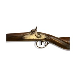 Une arme avec crosse en noyer métal nieller.