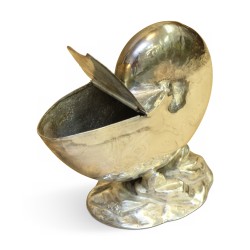 Eine Schale mit silberner Metallöffnung.