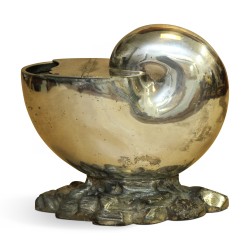 Eine Schale mit silberner Metallöffnung.