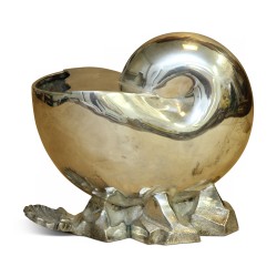 Un coquillage en métal argenté.