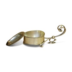 Sauciere aus silbernem Metall mit Perlendekor.