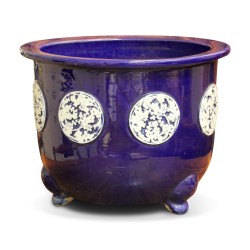 Eine chinesische Übertopfvase aus blauem Porzellan