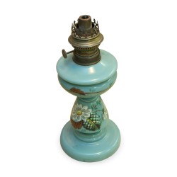Une base de lampe à pétrole en opaline vert décor fleur.