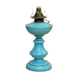 Une base de lampe en opaline bleu.
