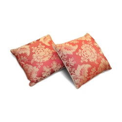 Un coussin "Damas" intérieur plume.